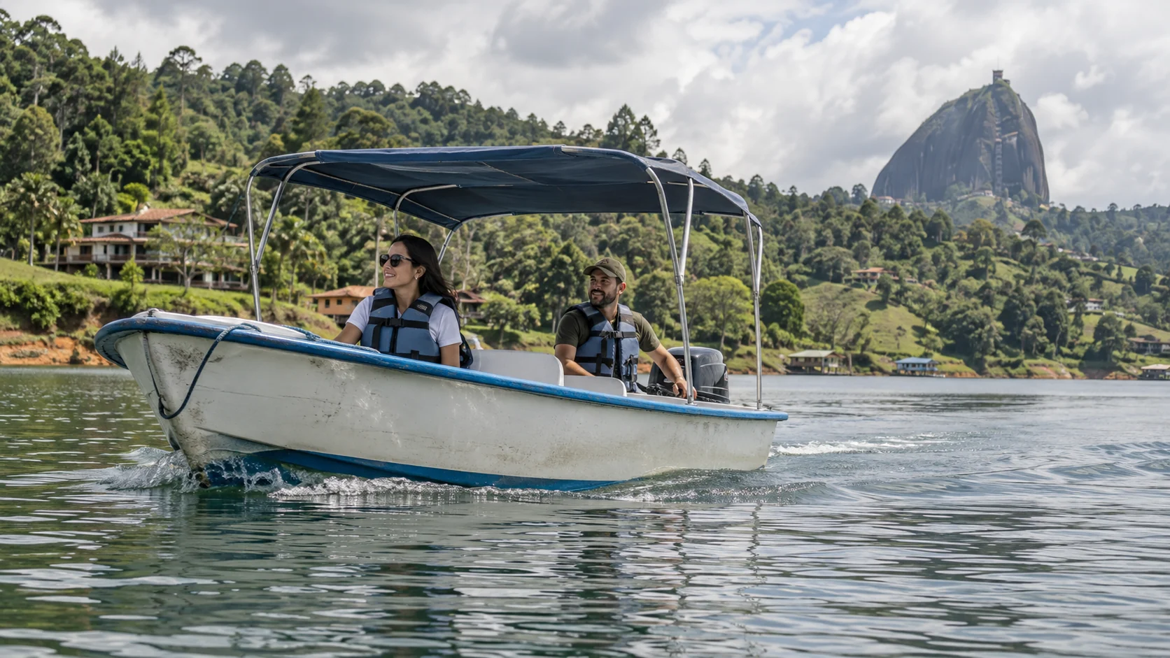Embarcación de transporte local en un embalse de Antioquia; imagen ilustrativa