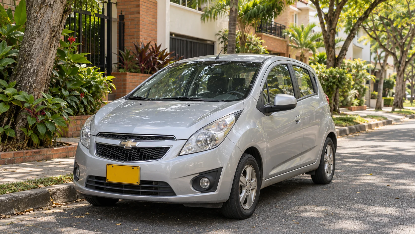 Carro particular en una calle residencial de Cali; imagen ilustrativa